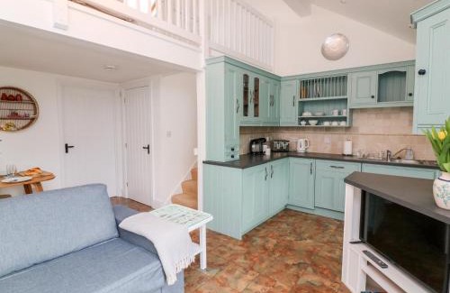 Bugford House | Cozy 4-Star Keepers Cottage in Hillfield Village