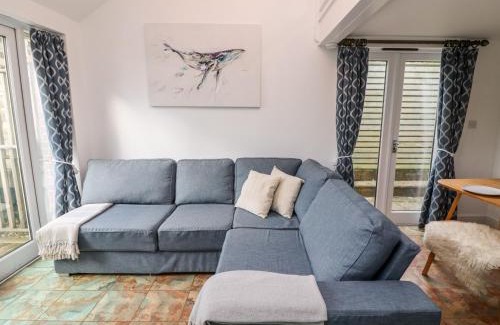 Bugford House | Cozy 4-Star Keepers Cottage in Hillfield Village