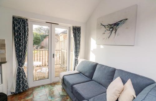 Bugford House | Cozy 4-Star Keepers Cottage in Hillfield Village