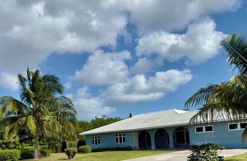 Bahamia West House | 1 King & 2 Bunk Beds located 1.5 miles from the beach