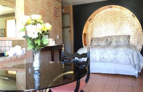 Yucca Valley Hotel | Elegant King Bed Suite with Jetted Tub and Pool Access