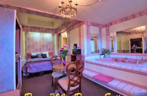 Yucca Valley Hotel | Elegant King Bed Suite with Jetted Tub and Pool Access