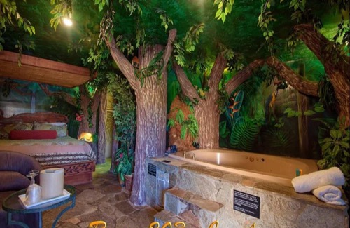 Yucca Valley Hotel | Relax in a Unique Jungle-Themed Room with Jetted Tub