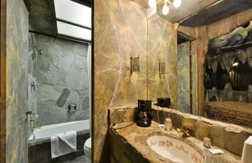 Yucca Valley Hotel | Relax in a Unique Jungle-Themed Room with Jetted Tub