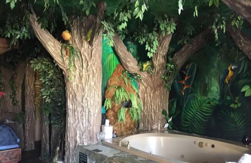 Yucca Valley Hotel | Relax in a Unique Jungle-Themed Room with Jetted Tub