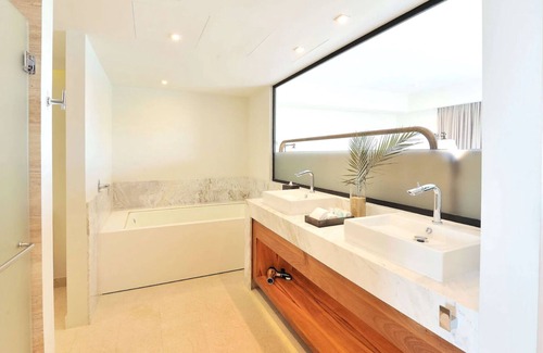 El Medano Ejidal Hotel | Relaxing Oceanfront King Bed with Jacuzzi at Corazon Cabo