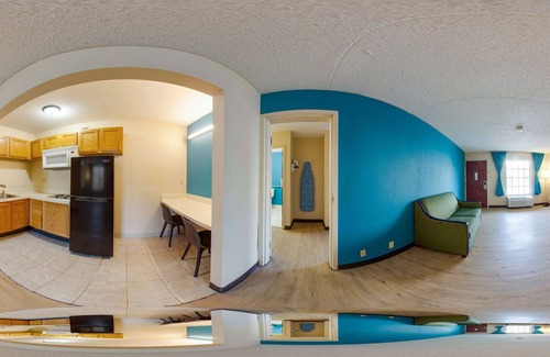 Evansville Hotel | Cozy 1 Life Studio and Suites with Pool & Breakfast
