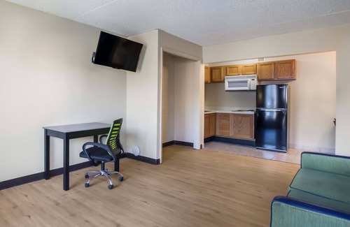 Evansville Hotel | Cozy 1 Life Studio and Suites with Pool & Breakfast