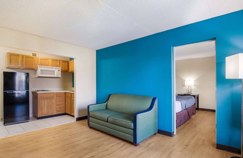 Evansville Hotel | Cozy 1 Life Studio and Suites with Pool & Breakfast