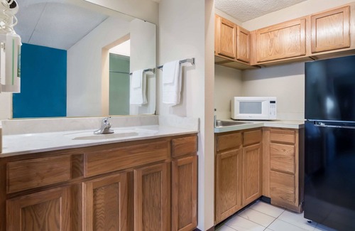 Evansville Hotel | Cozy 1 Life Studio and Suites with Pool & Breakfast