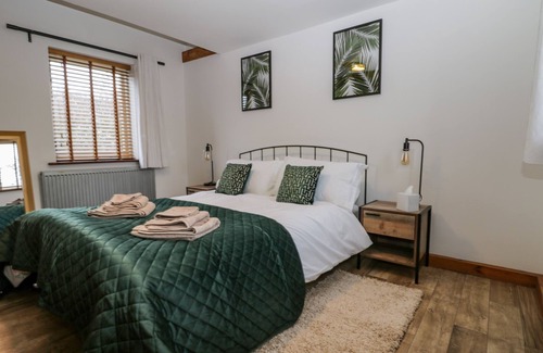 Bilting Cottage | Discover 1 Little Ripple Cottages: Romantic Oceanfront Retreat