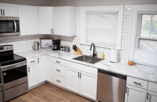Columbia House | Prime Location and Chic House with Family-Friendly Amenities