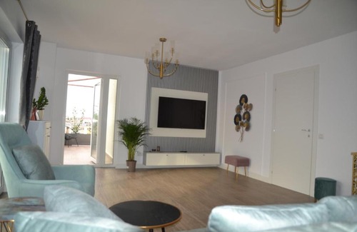 Craiova Apartment | Elegant Apartment with Private Parking & Self Check-In