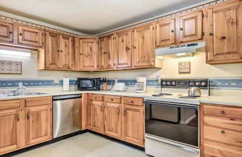 Bartlett Apartment | Convenient Bartlett Condo near Attitash Resort with Pool