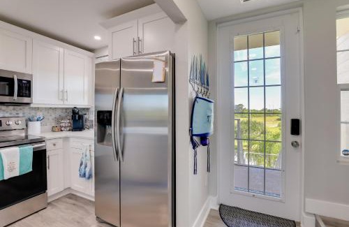 Ruskin House | Relaxing Coastal-Zen Retreat Near the Beach with Hot Tub