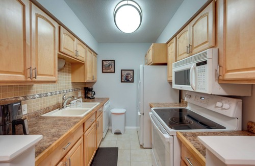 Ferrysburg Condo | 1 Mi to Beach: Condo w/Bicycles in Spring Lake!
