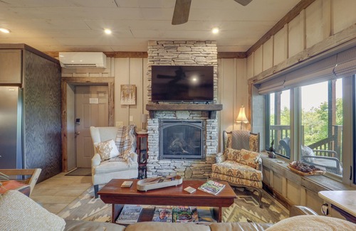 Beech Mountain Apartment | Beech Mountain Cabin with Deck & Spa: Top-Rated Escape!