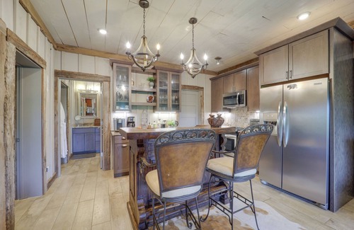 Beech Mountain Apartment | Beech Mountain Cabin with Deck & Spa: Top-Rated Escape!