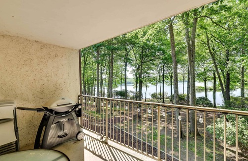 Lake Harmony Apartment | Lakefront Condo with Pool Access near Big Boulder