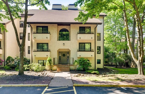 Lake Harmony Apartment | Lakefront Condo with Pool Access near Big Boulder