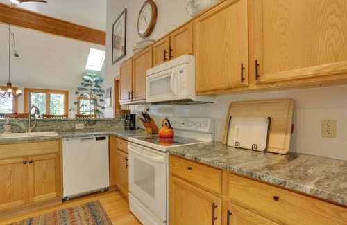 Tannersville House | Ideal Tannersville Getaway with Pool Table & Great Amenities