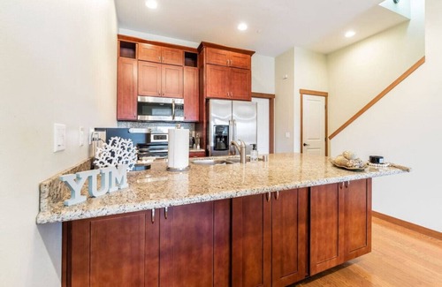 Hilltop Apartment | <1 mi to Dome | 3BD 2.5BA | Townhouse | Garage -24