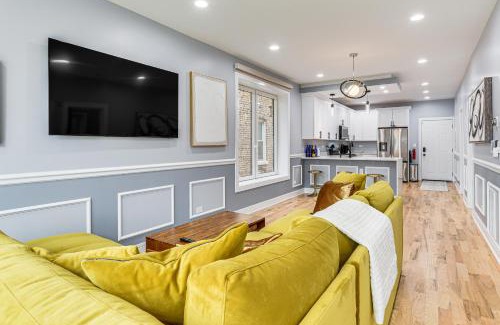 Chicago Apartment | 1 Mi to Garfield Park Conservatory Modern Apt!