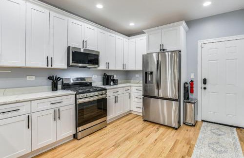 Chicago Apartment | 1 Mi to Garfield Park Conservatory Modern Apt!