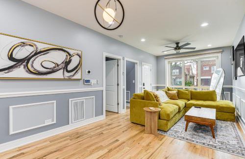 Chicago Apartment | 1 Mi to Garfield Park Conservatory Modern Apt!