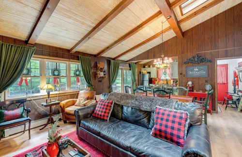 Gouldsboro Cottage | Cozy Papa's Christmas Cabin in Gouldsboro with Deck Retreat