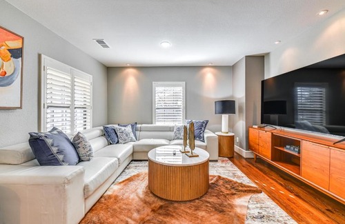 McKinney House | 1 Mi to Historic Dtwn McKinney Home with Hot Tub!