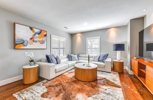 McKinney House | 1 Mi to Historic Dtwn McKinney Home with Hot Tub!