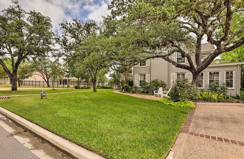 Oakwood Apartment | Convenient College Station Studio Steps from Kyle Field