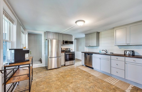 Beebe Plain Cabin | < 1 Mi to Lake: Mtn-View Cabin w/Porch in Newport