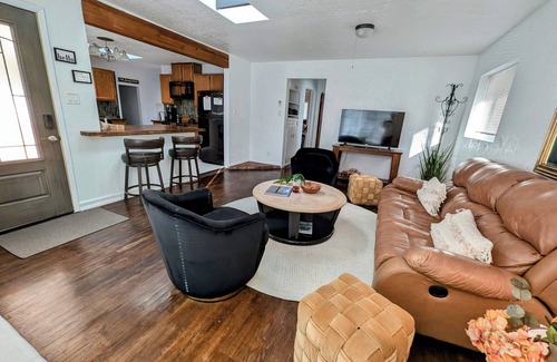 West University House | Convenient Stay Near Midtown with Pet-Friendly Amenities