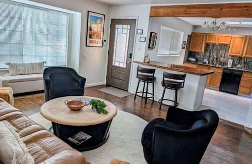 West University House | Convenient Stay Near Midtown with Pet-Friendly Amenities