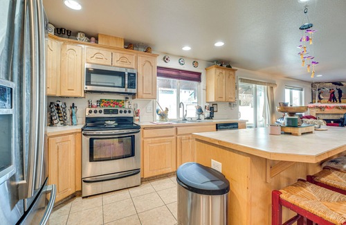 Moses Lake House | 1 Mi to Moses Lake: Home w/Private Yard & Hot Tub