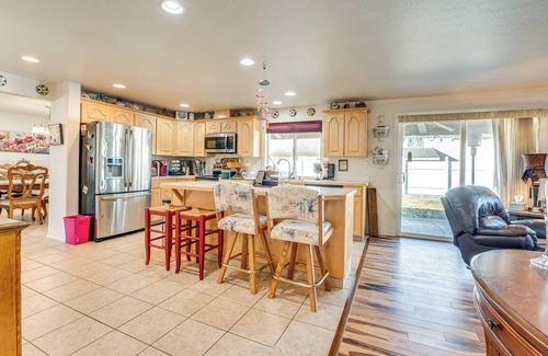Moses Lake House | 1 Mi to Moses Lake: Home w/Private Yard & Hot Tub