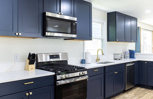 South Bend House | Convenient Stay Near Notre Dame with Hot Tub & Pub Access