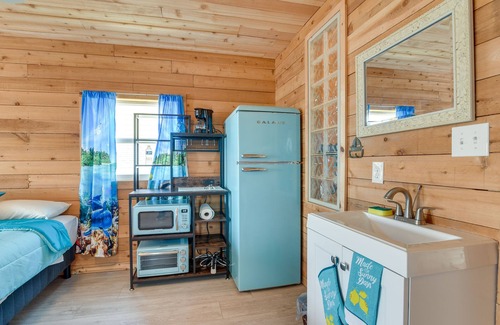 Surfside Beach Apartment | Vibrant Freeport Beach Retreat Near the Ocean & Pet-Friendly