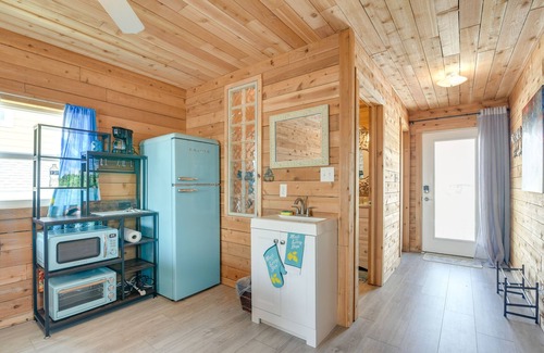 Surfside Beach Apartment | Vibrant Freeport Beach Retreat Near the Ocean & Pet-Friendly