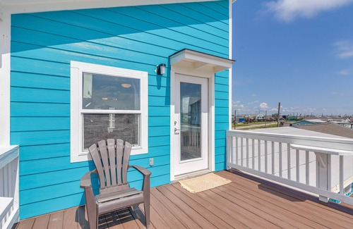 Surfside Beach Apartment | Vibrant Freeport Beach Retreat Near the Ocean & Pet-Friendly