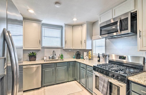 Galveston House | Pet-Friendly Galveston Home, Steps from Pier and Beaches