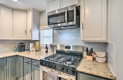 Galveston House | Pet-Friendly Galveston Home, Steps from Pier and Beaches
