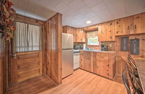 Huntingdon Cabin | Cozy Wyatt Earp Cabin with Deck, Near Raystown Lake