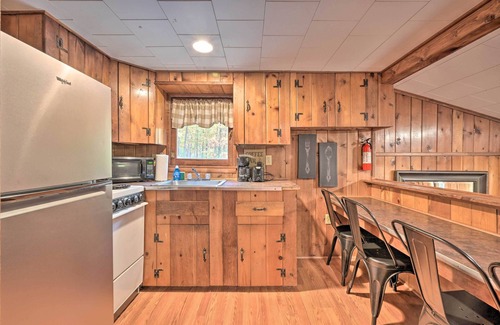 Huntingdon Cabin | Cozy Wyatt Earp Cabin with Deck, Near Raystown Lake