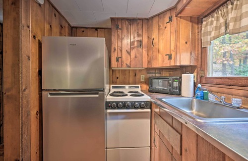 Huntingdon Cabin | Cozy Wyatt Earp Cabin with Deck, Near Raystown Lake