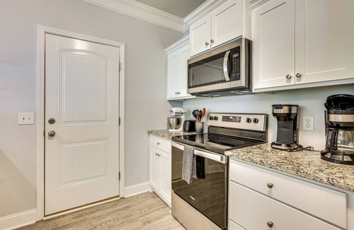 Darien Cottage | 1 Mi to Riverfront: Darien Family Home
