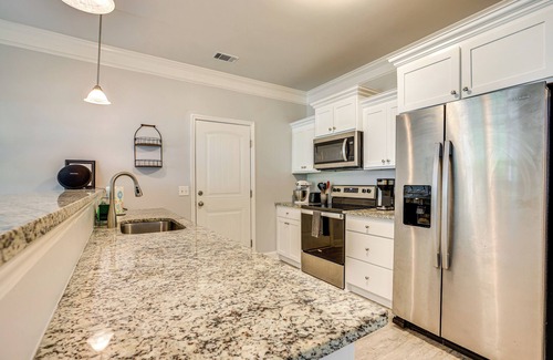 Darien Cottage | 1 Mi to Riverfront: Darien Family Home