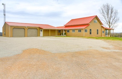Oak Grove House | 1 Mi to Table Rock Lake Home with Furnished Patio!
